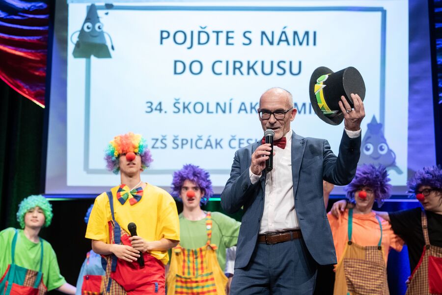 Akademie ZŠ Špičák v cirkusovém šapitó...