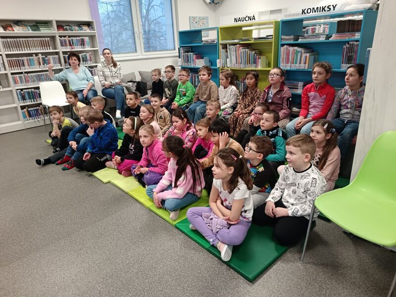 Pejsek a kočička v knihovně