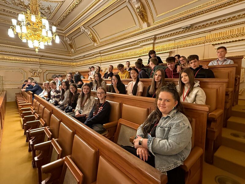 Exkurze do Poslanecké sněmovny a na Památník obětem Heydrichiády