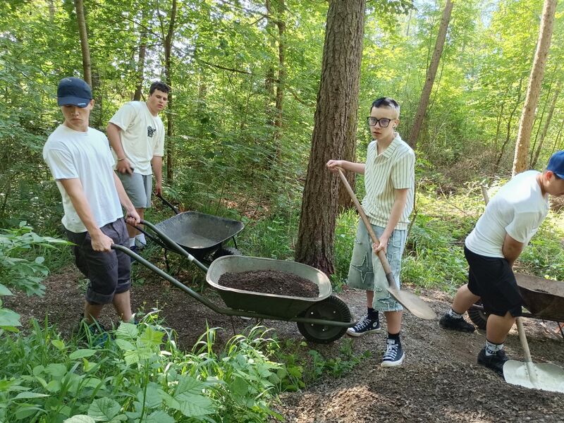 Při opravě singltreku pomáhají i špičákovští deváťáci